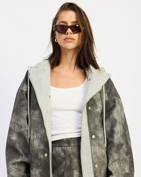 Who knew a bomber jacket could be this stylish and comfy? 

This Leather Mix Media Bomber Jacket is your ultimate fall essential. With a perfect blend of materials, it offers warmth without sacrificing style. Whether you're heading out or lounging at home, this jacket keeps you looking effortlessly chic. 

https://daverrifashions.com/products/leather-mix-media-bomber-jacket 

#BomberJacket #FallFashion #Outerwear #ChicStyle #FashionEssentials
