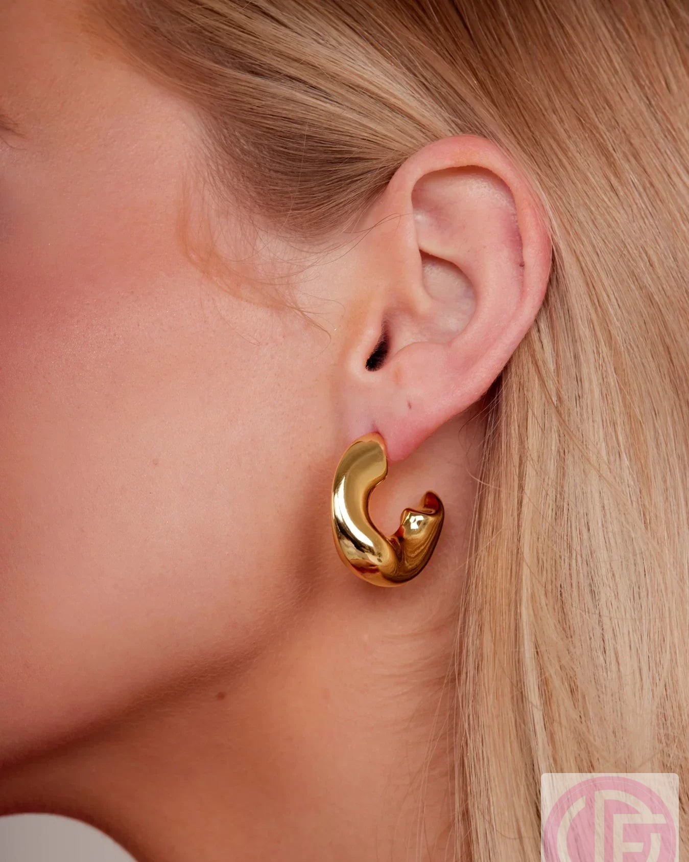 Who knew hoops could be this comfy and chic? 

Our Small Puffy Hoop Earrings are the perfect blend of modern style and timeless elegance. 

Whether you're dressing up or keeping it casual, these versatile earrings elevate any look. Plus, they’re hypoallergenic and built to last! 

Grab yours now: 
https://daverrifashions.com/products/small-puffy-hoop-earrings 

#Earrings #FashionJewelry #HoopEarrings #Jewelry #SmallHoops