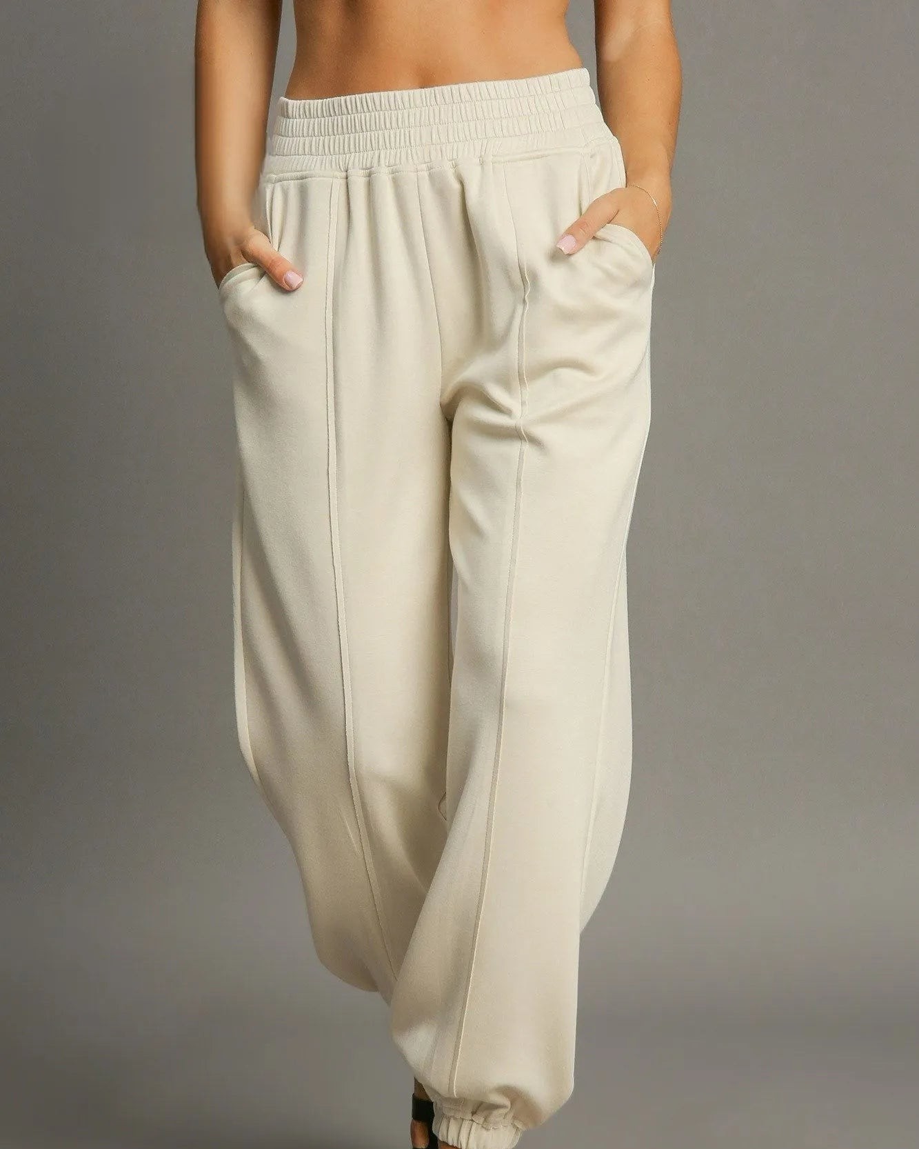 Comfort meets style in these jogger pants! 

With a customizable drawstring waist and trendy front seam detail, they’re perfect for everything from running errands to lounging at home. 

Pair them with a tee or cozy sweater for that effortless chic vibe. 

https://daverrifashions.com/products/umgee-drawstring-jogger-pants-with-front-seam-detail

#Athleisure #Joggers #CasualStyle #FallFashion #UmgeeUSA