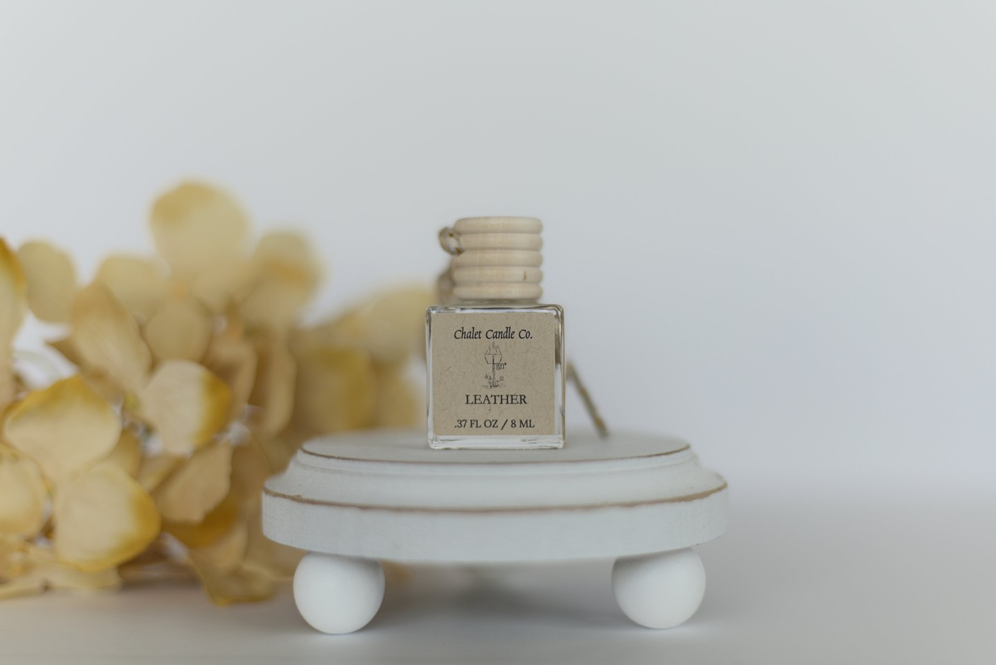 Did you know that a single scent can transform your entire space? 

Experience the luxurious blend of bergamot, warm cloves, and sumptuous leather with our Leather and Labdanum fragrance oil. 

This captivating aroma wraps you in sophistication, while the refill bundle ensures lasting freshness. 

https://ssdlr.shop/l/49f646c1 

#Cardiffusers #Stringdiffuser #ChaletCandleCo #leather
