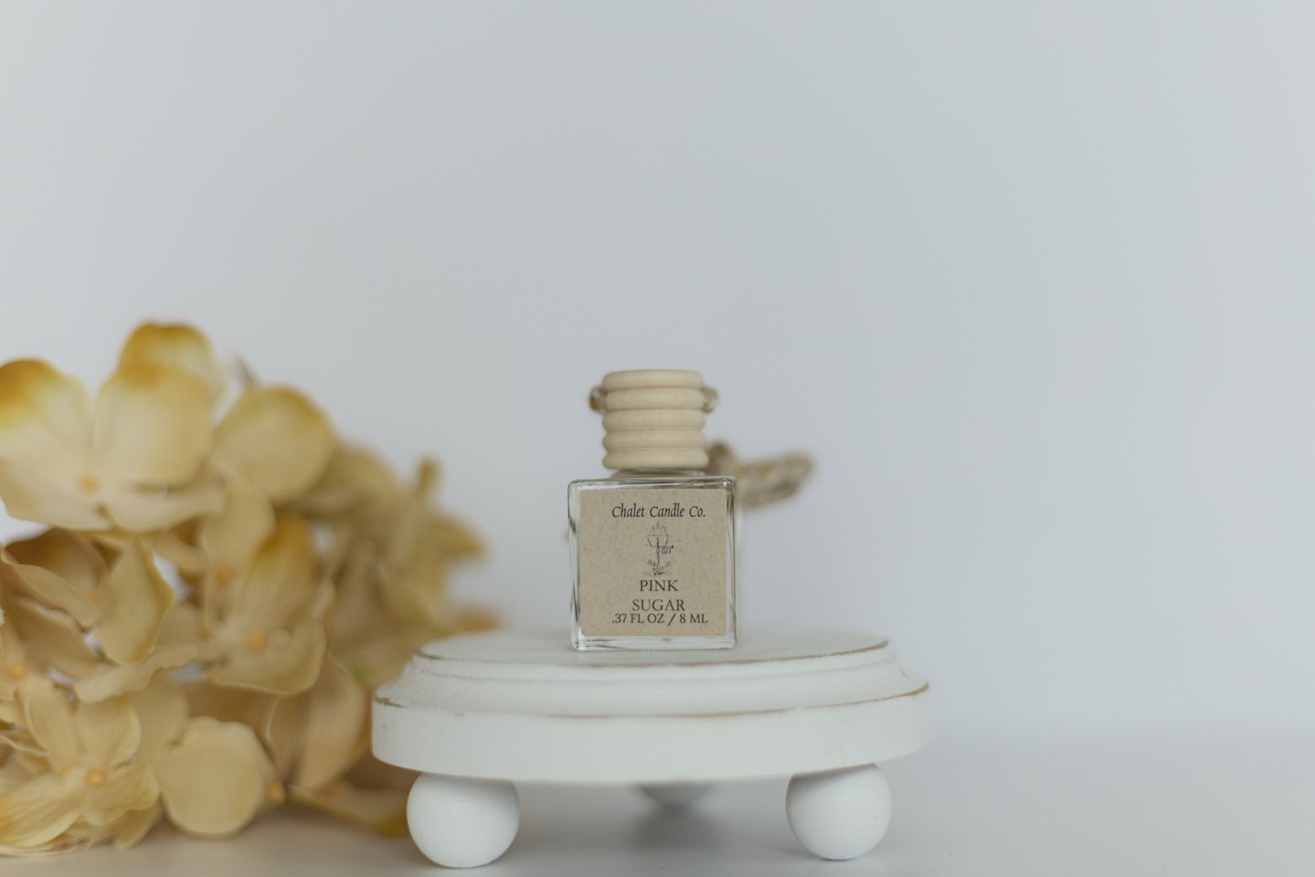 Who knew cotton candy could be so sophisticated? 🎉

Pink Sugar takes the classic sweet treat and transforms it into an elegant fragrance. With fruity notes of strawberry, raspberry, and black currant, it’s balanced by warm tonka, vanilla, and musk. 

Indulge your senses today! 

https://ssdlr.shop/l/10c68ca6 

#Cardiffusers #pink sugar #Stringdiffuser #ChaletCandleCo