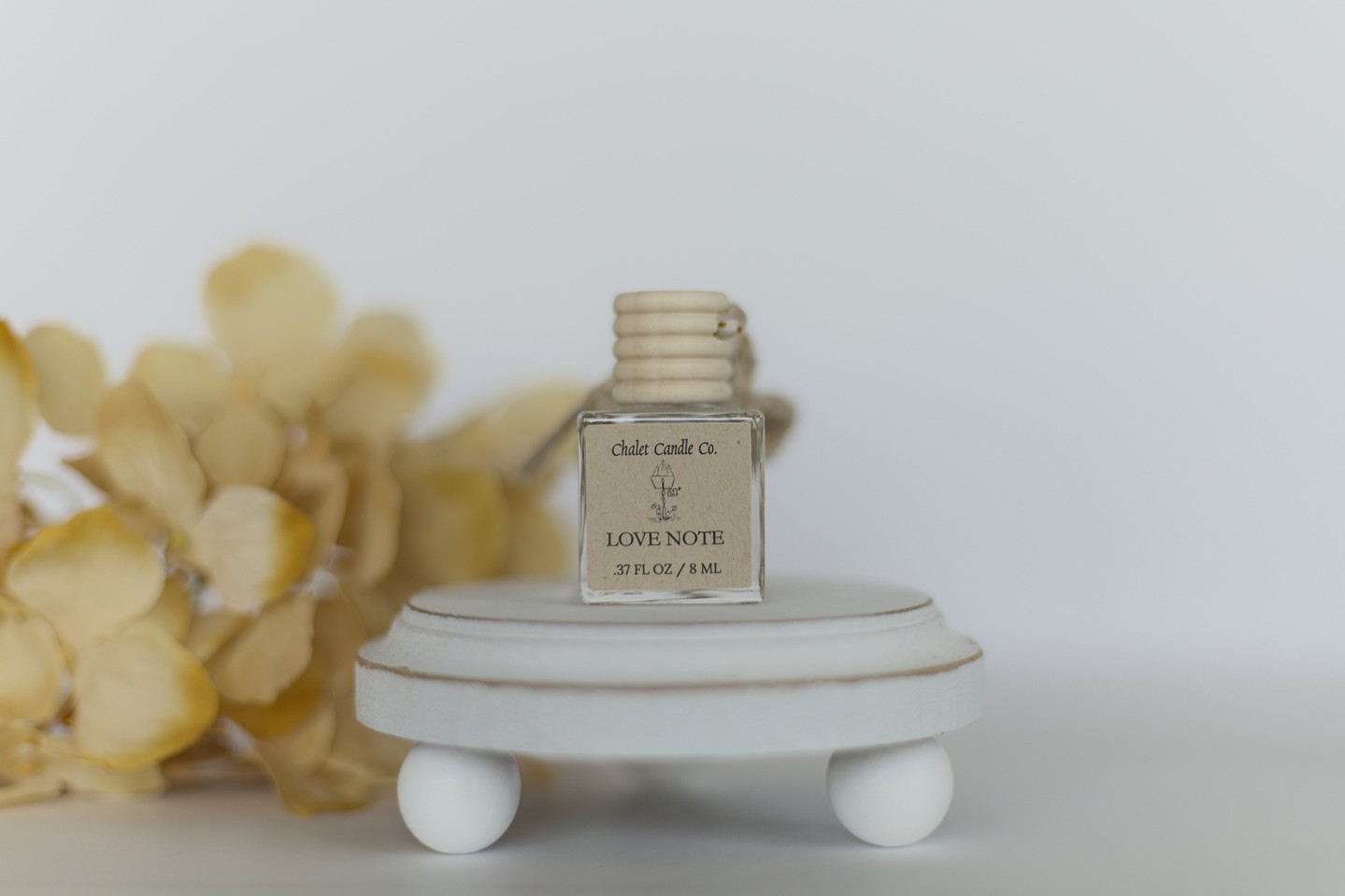 Did you know that a simple scent can transform your space? 

Love Note blends fresh apple, peach, and grapefruit with delicate cherry blossom and hydrangea, creating a sweet floral ambiance. 🌸✨ 

This refill bundle includes a string diffuser and two additional lids for lasting freshness. 

https://ssdlr.shop/l/de6677cc 

#Cardiffusers #lovenote #Stringdiffuser #ChaletCandleCo