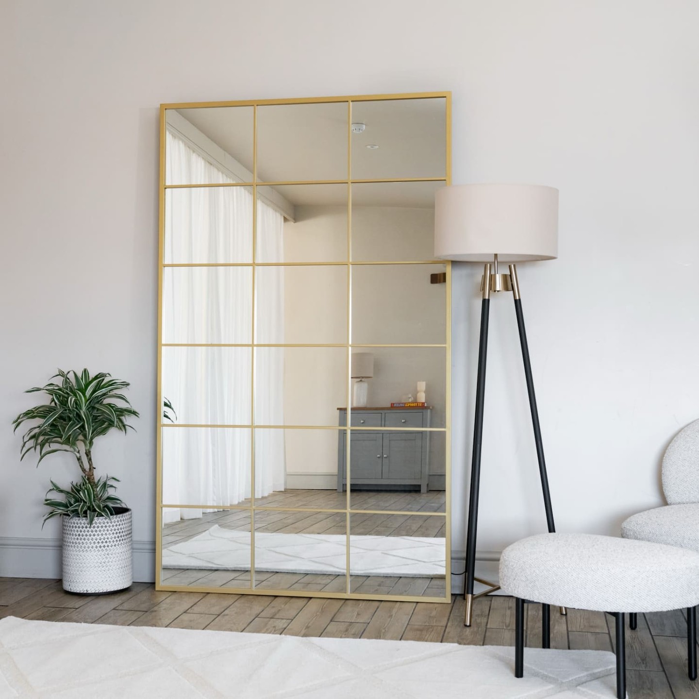 Transform your space with a touch of elegance! 

The Kyō Full Length Gold Metal Mirror isn't just a mirror; it’s a statement piece that brightens up any room. 

Its stunning lattice grid design enhances natural light and creates an airy feel, making your home feel bigger and more inviting. 

With hand-welded frames and a chic finish, it’s a stylish addition to any décor. 

Available now for £319.95. 

Grab yours today! 

https://jobuhome.com/products/kyo 

#HomeDecor #InteriorDesign #Mirrors #ModernLiving #StyleYourSpace