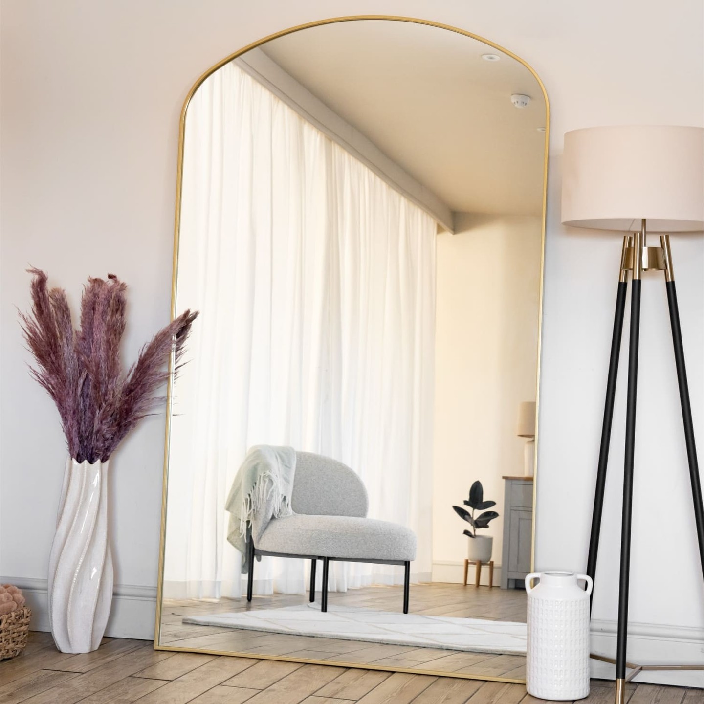 Ever thought a mirror could redefine a room? 

Meet the Yoko Gold Metal Gentle Arch Mirror, a stunning 200cm x 120cm masterpiece that plays with light and space. 

Its broad silhouette and soft arched top reflect not just your image but the elegance of your entire home. 

Perfect for larger rooms or that statement wall you've been dreaming of. 

Transform your space with a touch of opulent gold and sophistication. 

Grab yours for £399.95 at: https://jobuhome.com/products/yoko-gold-metal-gentle-arch-mirror-200cm-x-120cm

#InteriorDesign #HomeDecor #LuxuryLiving #YokoMirror #StatementPiece