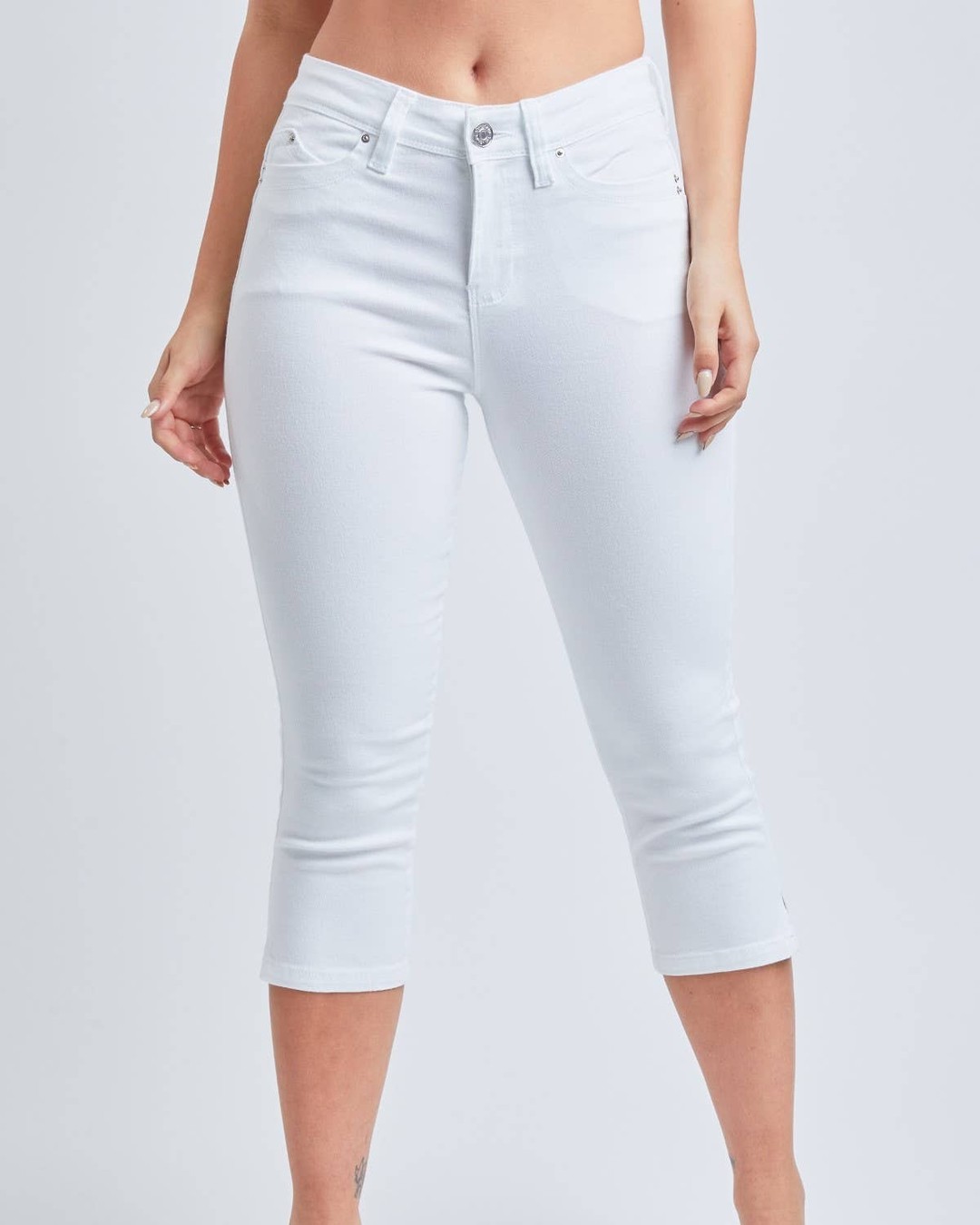 Did you know your jeans can actually boost your confidence? 🦋

Meet the WannaBettaButt High-Rise Cropped Jean! With a comfy blend of cotton and a touch of spandex, these jeans hug you in all the right places. Perfect for flaunting those fabulous curves while keeping it stylish!

Grab yours now: 
https://shopalexlayne.com/products/junior-wannabettabutt-1-button-high-rise-cropped-jean-c11075-wht-k37-01

#JeansGoals #SpringStyle #ButtBetter #FashionFun #CroppedJeans