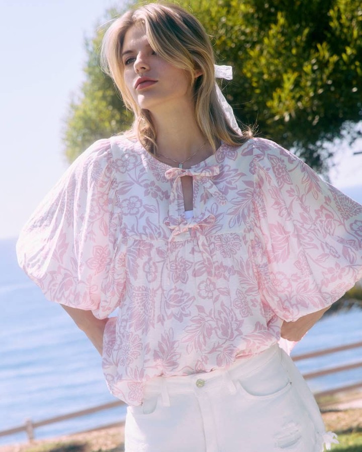 Who says comfort can't be stylish? 🌸

The Peony Pink Wave Top is your new go-to for effortless chic. Made from a soft blend of rayon and nylon, it drapes beautifully, flattering every curve. Perfect for any occasion, you'll feel confident and fabulous all day long!

https://shopalexlayne.com/products/plus-boho-printed-blouse-peony-pink-wave-2xl

#CurvyFashion #BohoStyle #PeonyPink #FashionFinds #PlusSizeTops