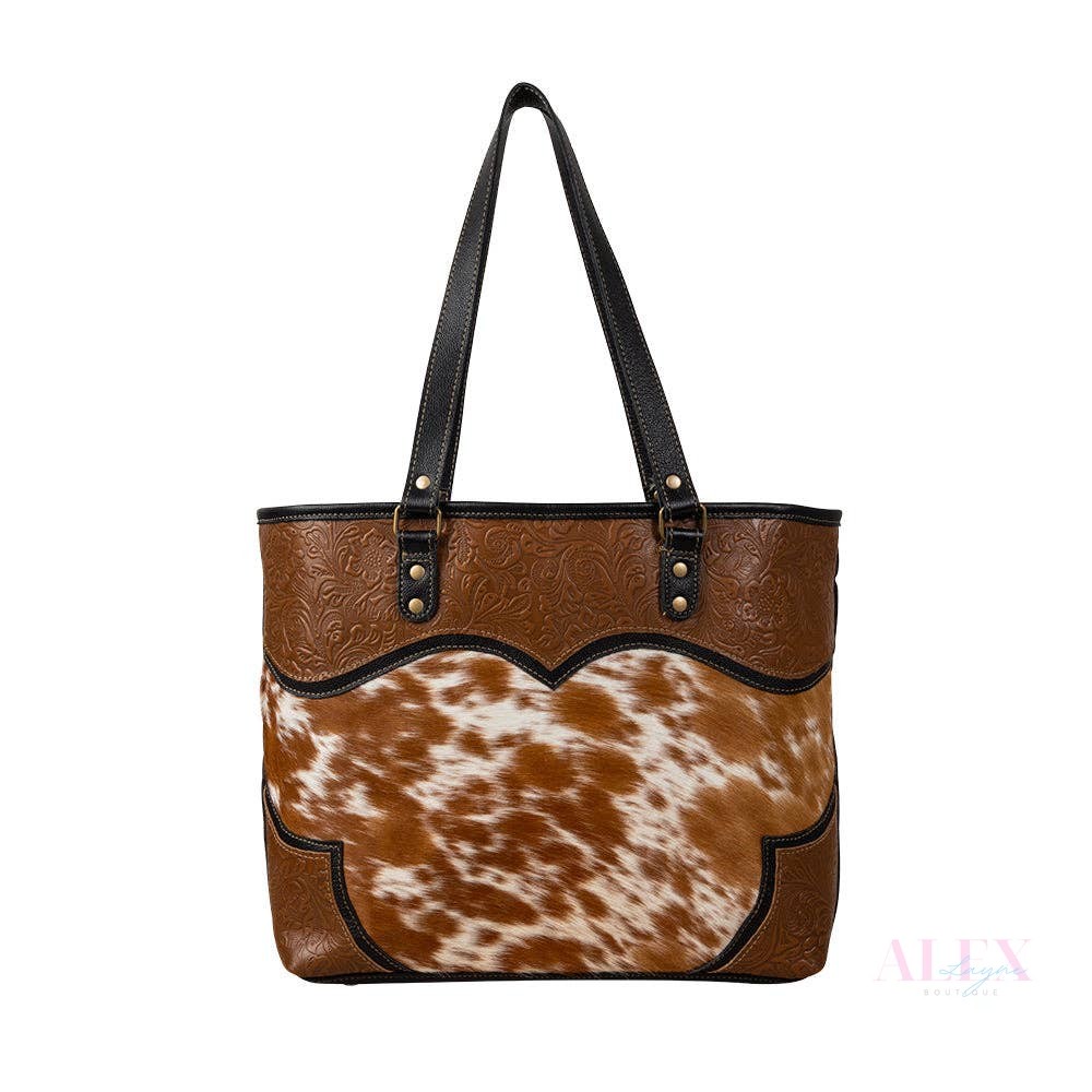 This isn’t just a bag; it’s a statement! ✨

Crafted with hand-tooled leather and chic hair-on hide, it blends style and functionality effortlessly. With adjustable straps and a spacious interior, you can carry your essentials in elegance. 

Grab yours now! 
https://shopalexlayne.com/products/cattle-brun-canvas-hairon-bag 

#FashionBag #Handmade #RINNRIVER #NewArrivals #StyleEssentials