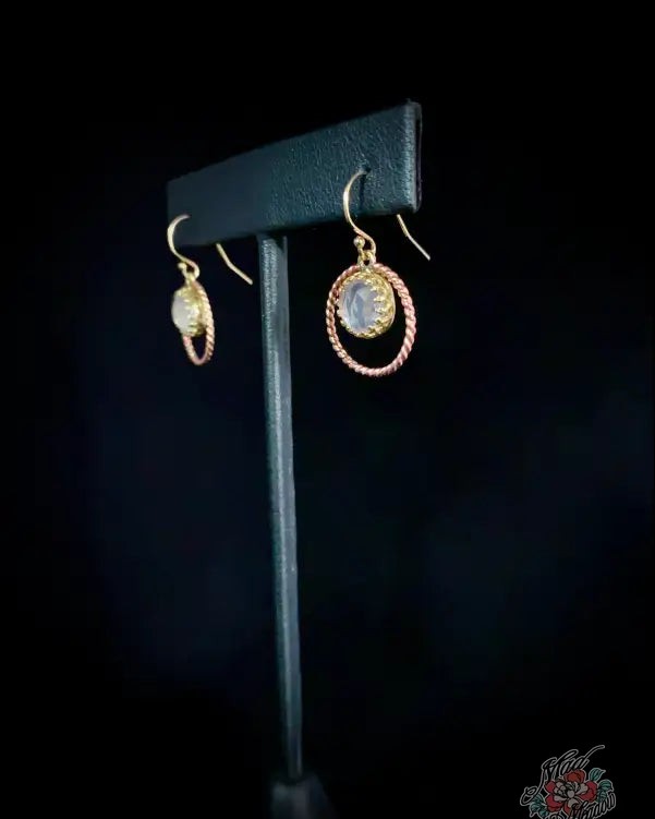 Bold and beautiful, these earrings are a statement piece you won't want to miss! ✨ 

Crafted with stunning rose quartz and a chic twisted halo, they add a touch of elegance to any outfit. Perfect for gifting or treating yourself! 

Grab yours now: 
 

#GemstoneEarrings #RoseGold #FashionJewelry #GiftForHer #BoldStyle