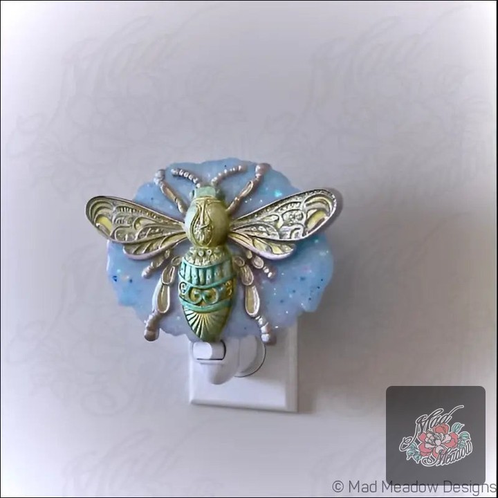Who knew bedtime could be this enchanting? 

Transform your nighttime routine with our Bee Wall Night Light! 🐝✨ 

This whimsical piece brings a golden bee to life against a sparkly blue sky, adding a sprinkle of magic to any room. 

Perfect for nurseries and bedrooms, it casts a soft glow that lulls little ones into dreamland. 

Now at just $40.00, your nights can be filled with wonder!

Grab yours today: 

#NightLight #HomeDecor #Whimsy #DreamyNights #MadMeadowDesigns