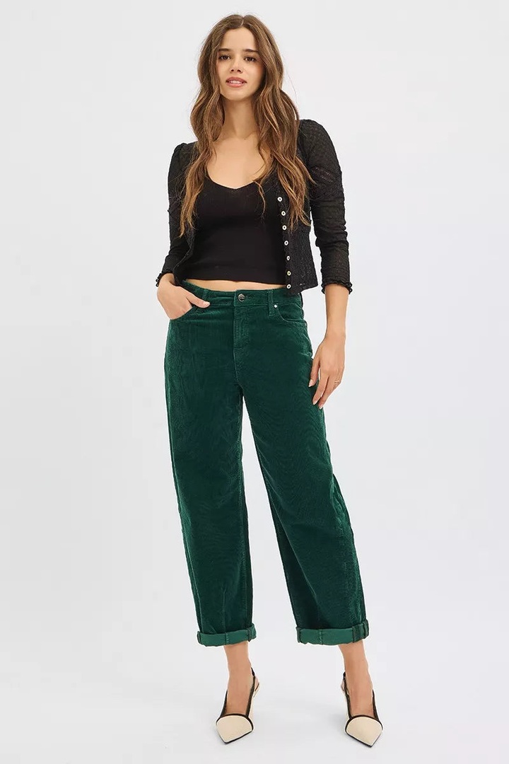 Autumn walks call for cozy moments and effortless style. Slip into these RISEN corduroy pants and feel the soft texture hug you in all the right places. With their high-rise crop and retro barrel silhouette, they're not just pants—they're a story of comfort meeting chic. Perfect for those crisp days when you want to look put-together without sacrificing warmth. Embrace the season in style and let your outfit do the talking! #CorduroyPants #BarrelPants #RetroStyle #FallFashion #HighRisePants