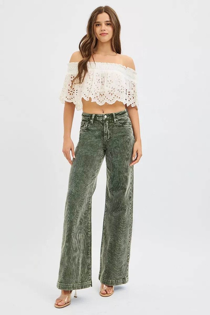 🍂 Step into autumn with confidence in our RISEN Corduroy Jeans! Imagine a crisp fall day—coffee in hand, leaves crunching underfoot, and you in these stunning forest green wide-leg beauties. The high-rise waist hugs you just right, while the soft corduroy texture whispers vintage charm. Perfect for plus-size queens who want to turn heads with retro-chic flair. Slip them on and feel the cozy comfort that makes every moment picture-perfect. Your autumn wardrobe just got a major upgrade! 🌟 #Fashion #Plus Size Fashion #Corduroy Jeans #Wide Leg Jeans #Autumn Style