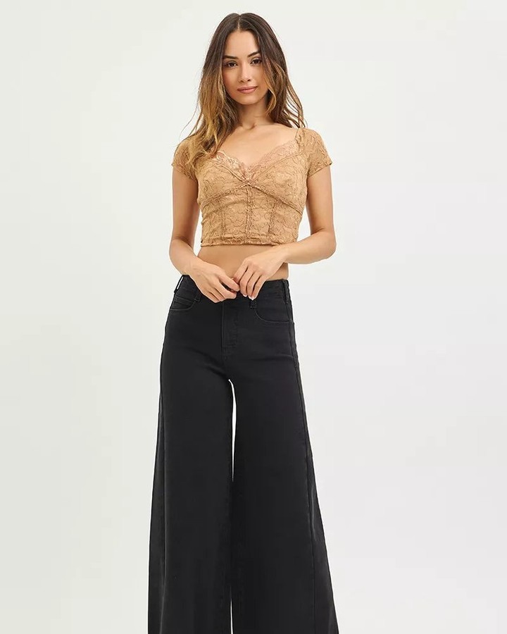 Who says comfort can't be stylish? 

Meet your new favorite jeans! The RISEN High Rise Palazzo Jeans offer tummy control for a smooth silhouette and a chic wide-leg design that elongates your figure. 

Perfect for all-day wear, they blend sophistication with a trendy frayed hem. 

Shop now: 
 

#HighRiseJeans #PalazzoJeans #TummyControl #FashionFinds #NewArrivals