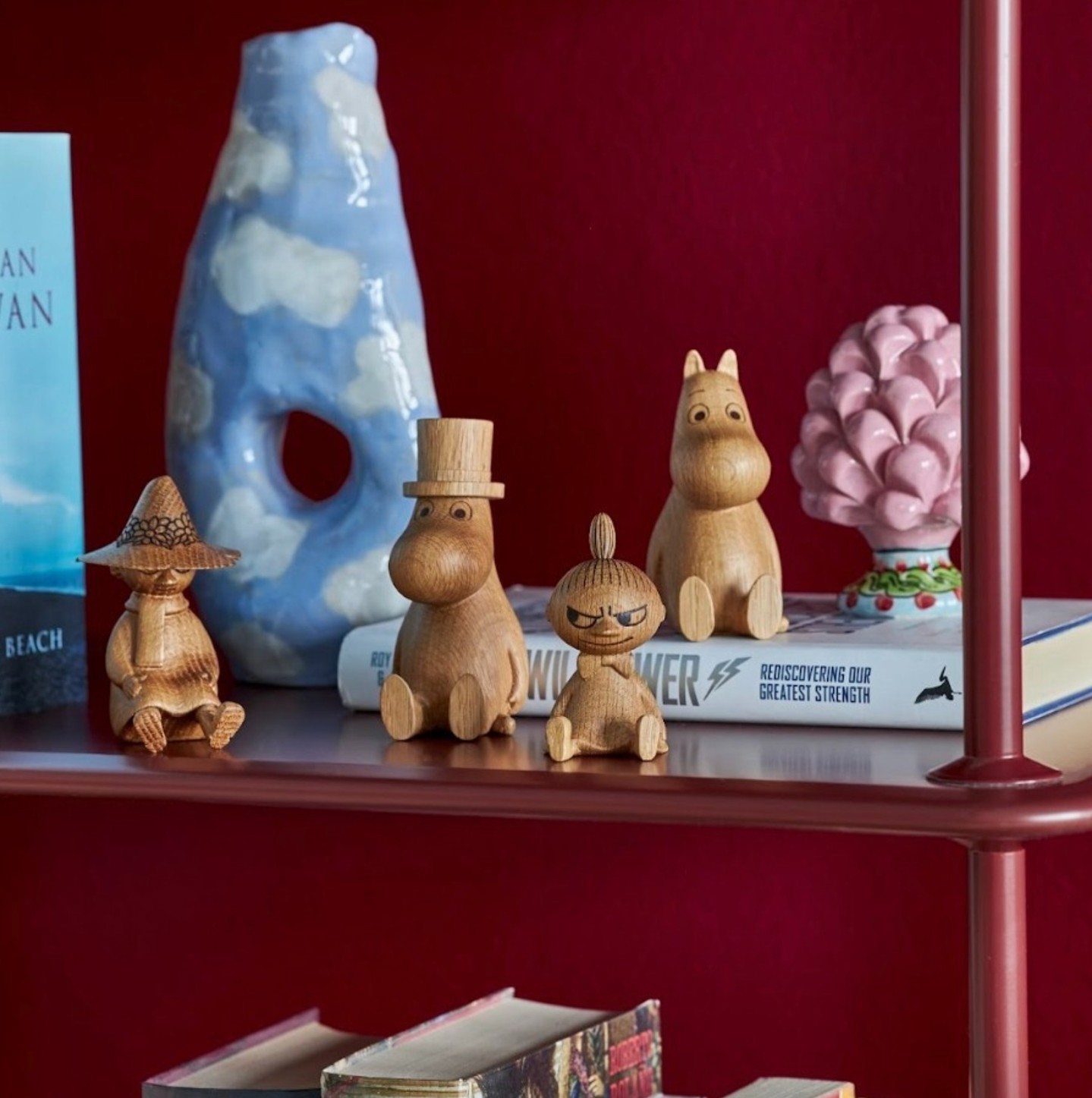 Mumifamilien❤️

Vores populære træfigurer er skabt i FSC - certificeret eg med stor kærlighed til detaljen. 

Pynt din reol med Mumitroldene - hver figur fortæller sin egen historie✨

#Moomin #Mumitroldene #Dsignhouse #NordicDesign #Muurla #Hygge #Interiør
#moomin #dsignhouse #mumitroldene #tovejansson #pippilangstrømpe #emilfralønneberg