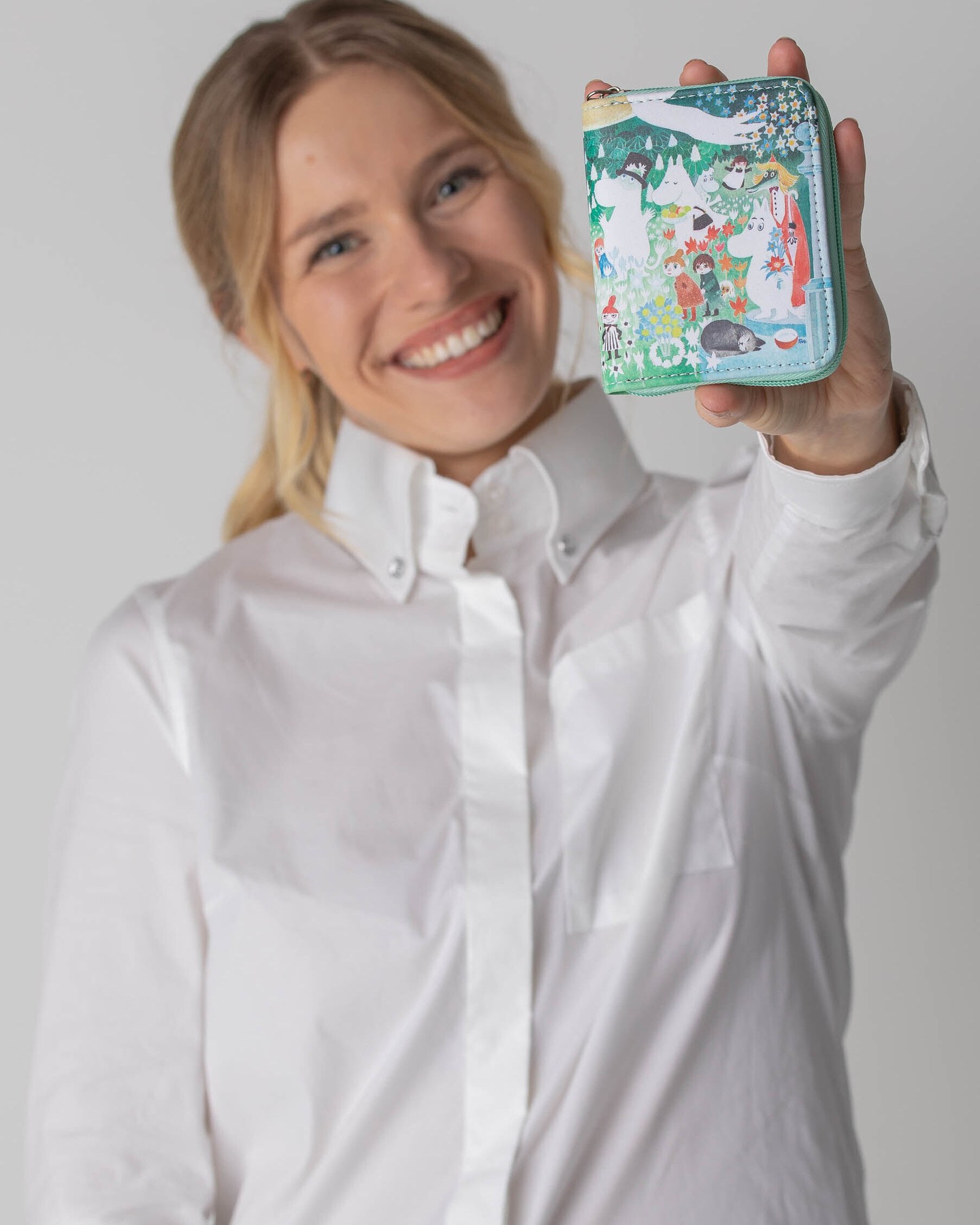 🌿✨ En eventyrlig lille hverdagspartner!
Denne kompakte pung fra finske Lasessor bringer Mumi-universets poesi og farver direkte ned i tasken. Perfekt til kort, mønter og det vigtigste – og nem at tage med overalt.

💚 Designet med kærlighed – skabt til at holde.

#Mumitroldene #Lasessor #MoominMagic #Dsignhouse #NordicDesign #FarverDerGørGlad #moomin

#moomin #dsignhouse #mumitroldene #tovejansson #pippilangstrømpe #emilfralønneberg