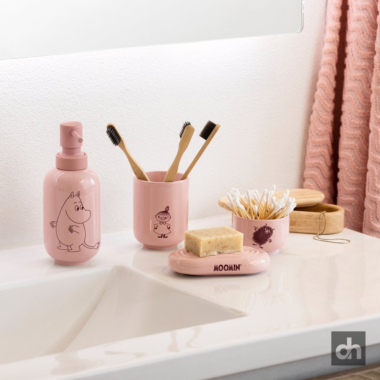 Er du på udkig efter Mumitroldene sæbedispenser 350ml. Powder rose - A-grade porcelæn/keramik, hvor kvalitet og skandinavisk design møder Mumitroldenes tidløse fortællinger? 🛍️

Hvert produkt er skabt med respekt for det ikoniske univers og med fokus på håndværk, detaljer og holdbare materialer.

En lille del af en større historie — skabt til at bringe varme, nostalgi og glæde ind i hverdagen.

#Mumitroldene #NordiskDesign #SkabtMedSjæl #Dsignhouse #SkandinaviskStil #TidløstDesign #Moomin #badeværelse #dsignhousexmoomin #liviano #mumitroldene #sæbedispenser