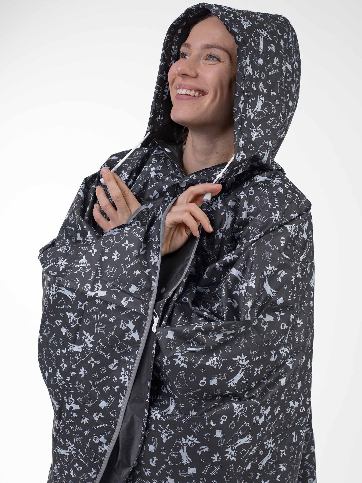 🌦️ Klar til regnvejr med stil?

Sig farvel til kedelige regnjakker – og goddag til de nye lette og rummelige Moomin-ponchoer fra finske Lasessor.
De fås i både sort og hvid med charmerende Mumi-illustrationer, og passer perfekt til festivals, hverdag og uventede byger.

✨ Foldes nemt sammen i tasken – og løfter humøret i ét snuptag!

#Lasessor #Mumitroldene #Dsignhouse #RainyDayStyle #NordicDesign #MoominPoncho #moomin

#moomin #dsignhouse #mumitroldene #tovejansson #pippilangstrømpe #emilfralønneberg