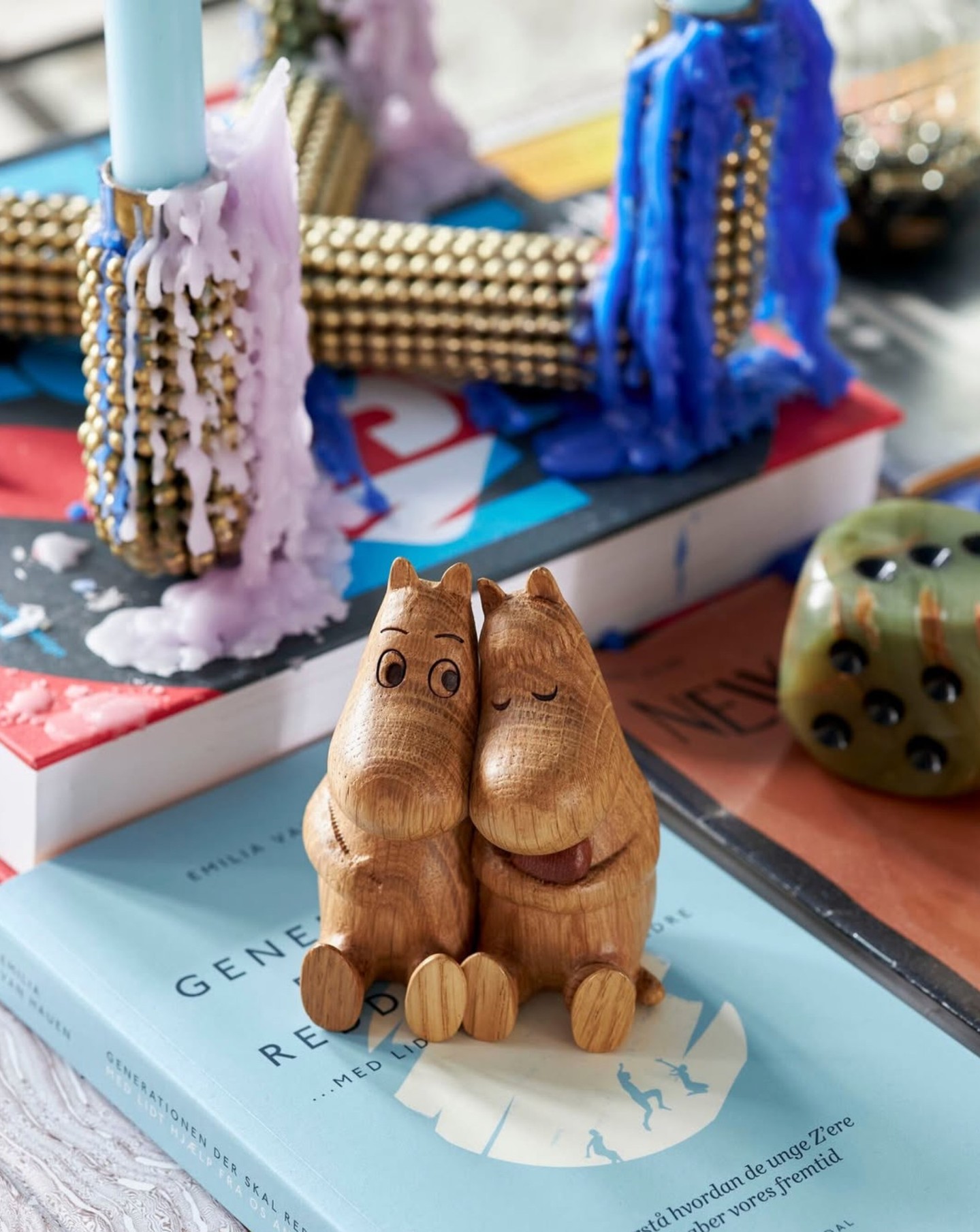 HUG🥰

Vores populære træfigurer er skabt i FSC-certificeret eg med stor kærlighed til detaljen. Nu er Sniff flyttet ind, og han passer perfekt ind i den legende, nordiske stil.

✨ Gør din reol personlig med Mumitroldene, Snorkfrøken, Lille My, Mumifar, Mumimor, Mumitrolden, Mumrikken og Sniff – hver figur fortæller sin egen historie.

Perfekt gaveidé – eller forkælelse til dig selv.

#HUG #Forudbestilling #BegrænsetAntal #RødtHjerte #moomin #dsignhouse

#moomin #dsignhouse #mumitroldene #tovejansson #pippilangstrømpe #emilfralønneberg