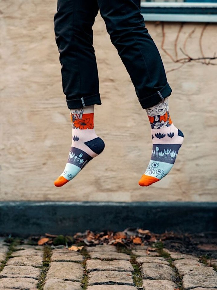 Gør dine dage lidt sjovere – ét skridt ad gangen!

Vores Moomin-sokker kombinerer komfort, kvalitet og ikonisk design, så du kan starte dagen med et smil.

🌸 Bløde materialer, der føles som et kram
🎨 Søde Moomin-motiver, der spreder glæde
👌 Perfekt til både hverdag og hyggeaftener

Hverdagen behøver ikke være kedelig – tilføj et strejf af farve, nostalgi og hygge med Moomin-sokkerne. De er ikke bare praktiske – de er en lille detalje, der gør forskellen 💜

✨ Klar til at hoppe ind i dagen? Find dine favoritter nu og tag Mumitroldene med på farten!

#Moomin #Mumitroldene #Dsignhouse #NordicDesign #Muurla #Hygge #Interiør
#moomin #dsignhouse #mumitroldene #tovejansson #pippilangstrømpe #emilfralønneberg